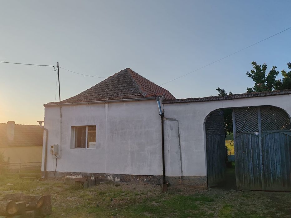 Vând casă si teren com.Câlnic
