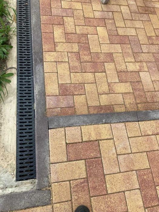 Ливневки с пластиковой решеткой. Канализация, дождеприемник.