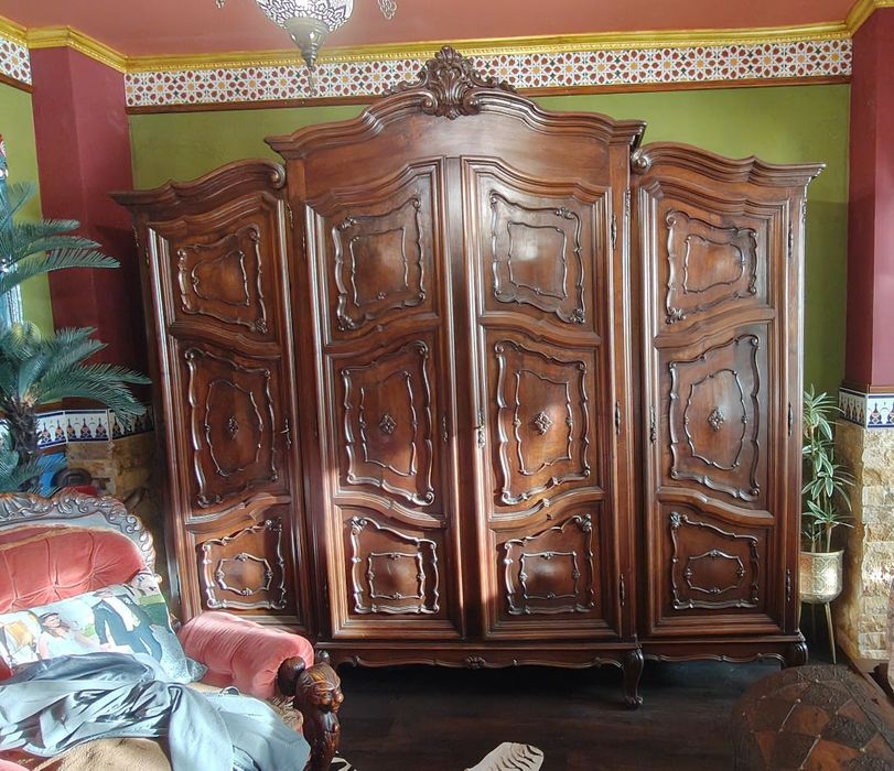 Dulap sculptat lemn masiv și fotoliu renastere