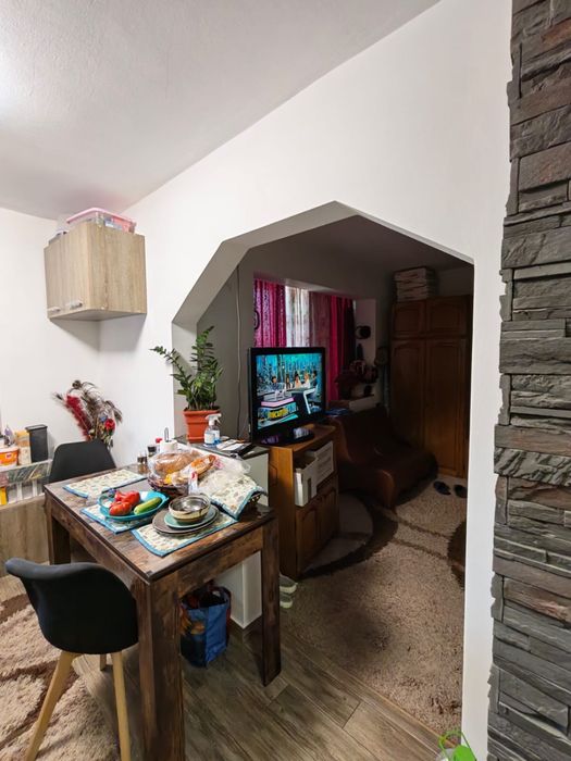 Vand apartament cu 3 camera etajul 4,plus garaj