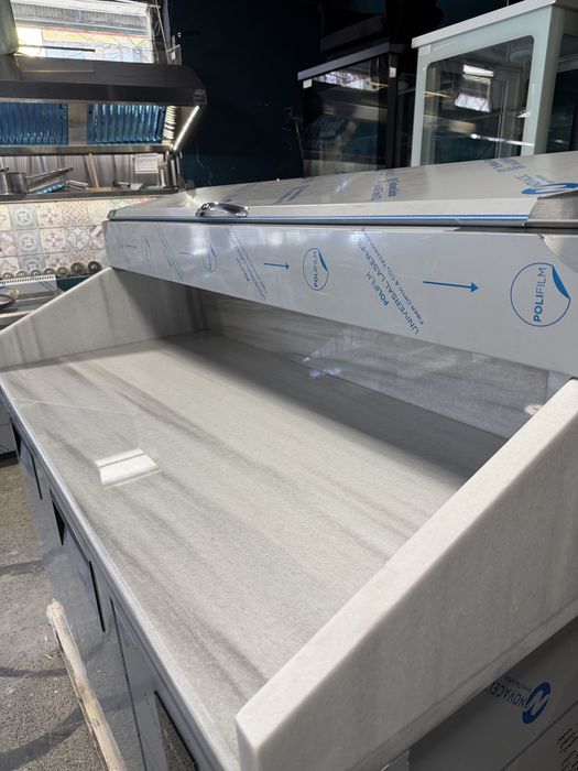 Хладилна маса с гранит и гарнитюрник