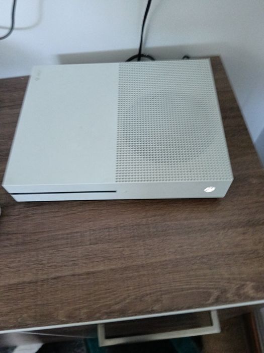 Pachet Xbox One S (Model cu disc) + Căști Wireless Redmi - Stare foarte bună