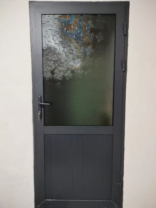 Дверь из алюминия