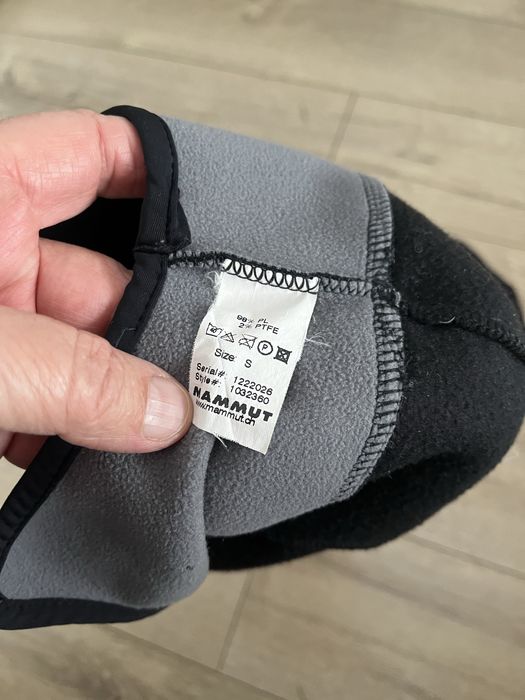 Caciuli Mammut si Montura S barbati