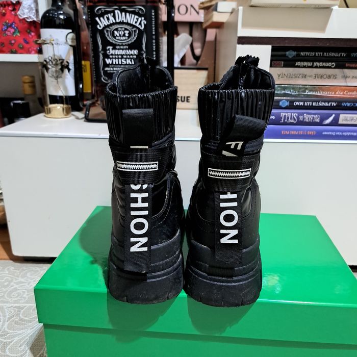 Cizme scurte imblanite