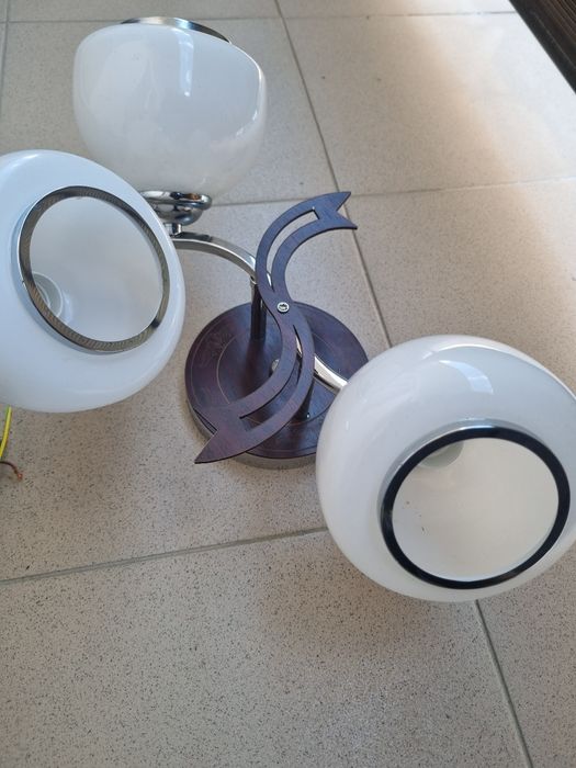 Lustre cu un design retro/clasic