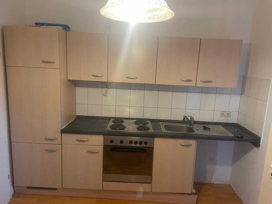 Bucătărie completă, culoare bej – funcțională, stare bună