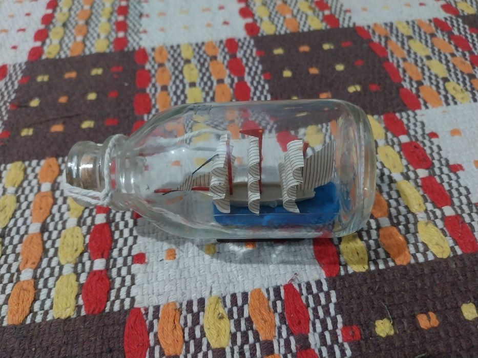 Suvenir corabie în sticlă.