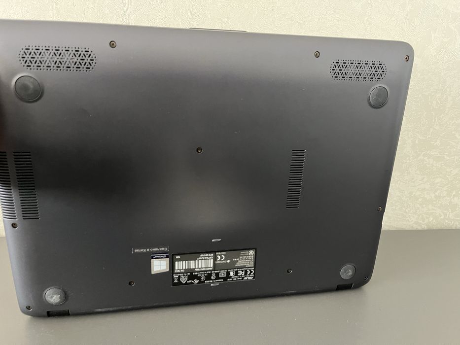 Ноутбук ASUS с зарядкой