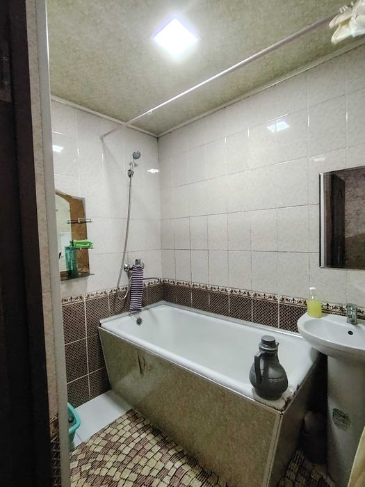 СРОЧНО 4 хонали 80м2 квартира 4/1/4 сотилади