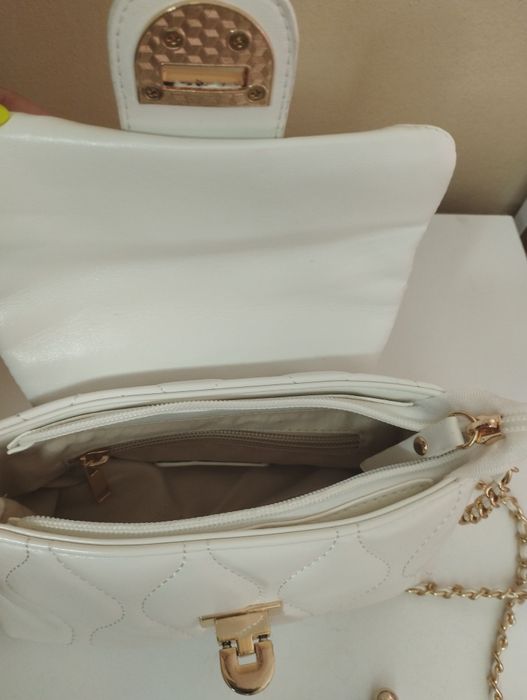 Бяла малка чанта