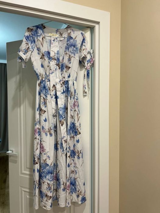 Продам летнее платье в цветочек.