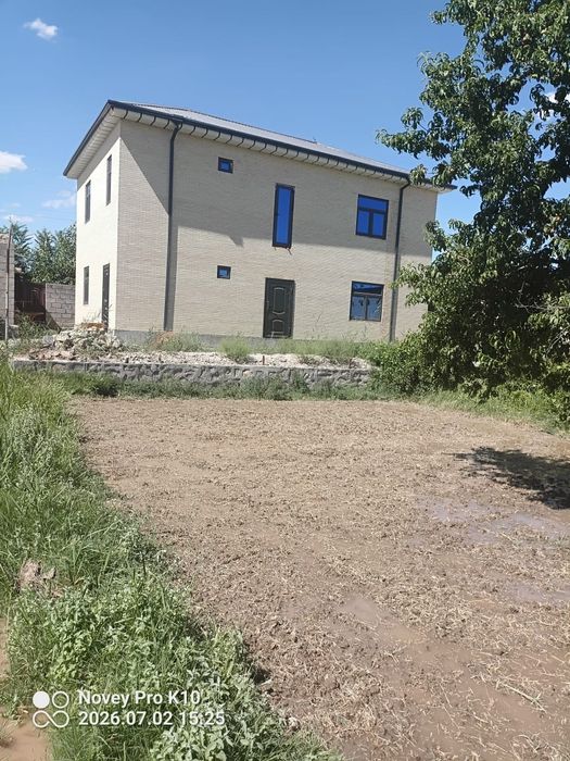 Uchastka a‘lo darajada qurilgan ikki qavatlik fasad tayyor