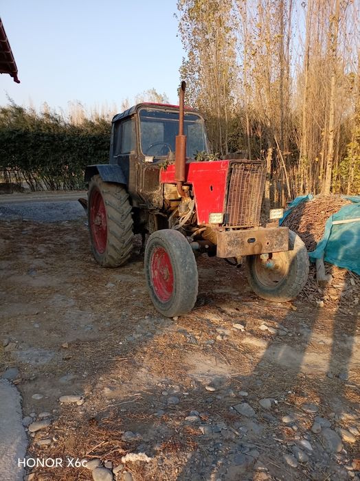 MTZ 80  Traktor Sotiladi