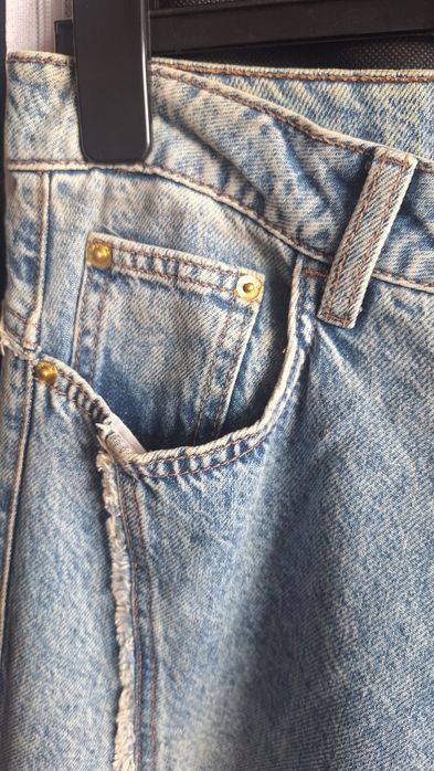 Blugi cargo cu buzunare Bershka