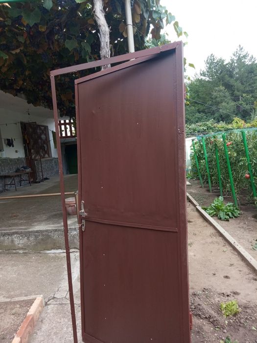 2бр.Метални врати с каса и брава