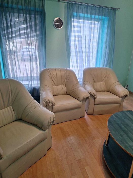 Set living: canapea extensibila, 4 fotolii, masuta cafea si biblioteca