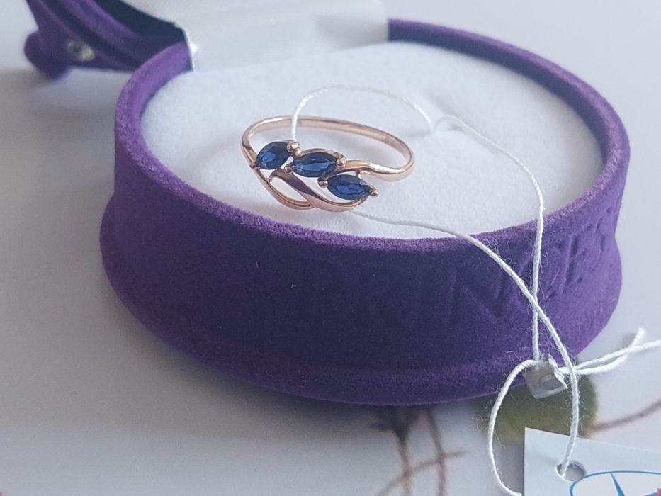 Золотое кольцо с сапфирами