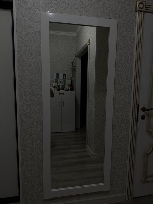 Зеркало в белой рамке