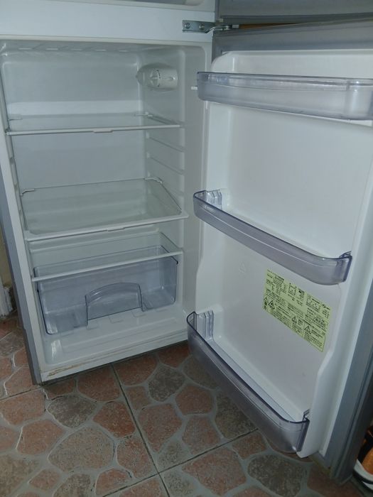 Хладилник с малък хризер Sharp