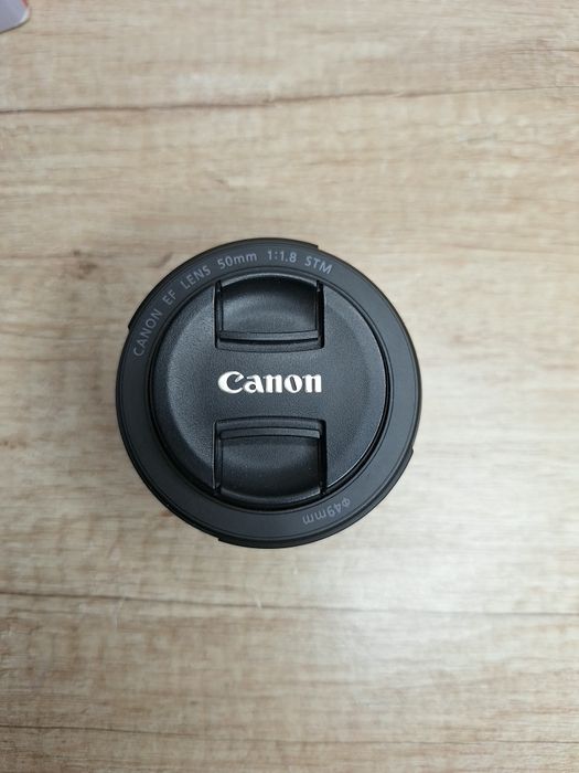 Фотоапарати-Canon полу професионален- и Canon EOS 700D