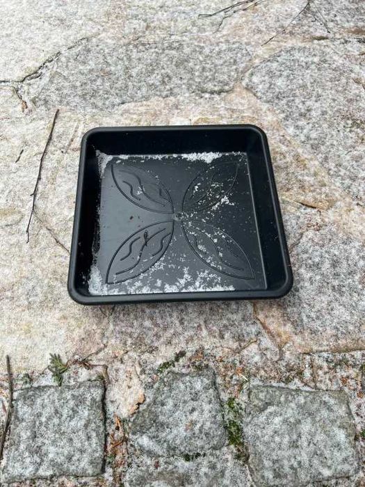 Кръгли и квадратни саксии + подложки за градина – 3 размера