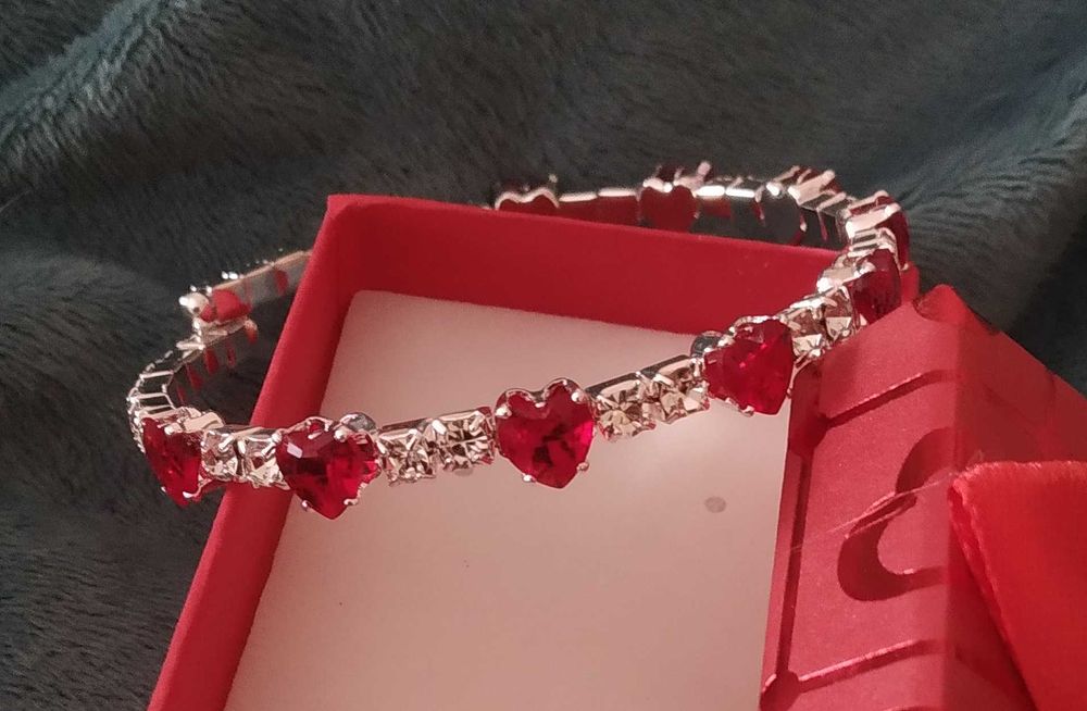 Масивна, сребърна гривна. В кутия за подарък.