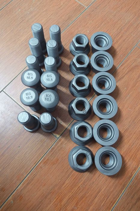 Гайки и шпильки 24штук колесные передние Газель