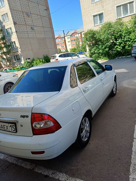Срочно! Без торга! Продам ваз приора седан.