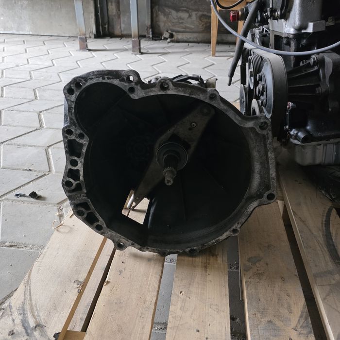 Двигатель с коробкой механика