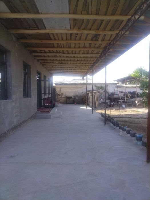 Hovli uy sotiladi