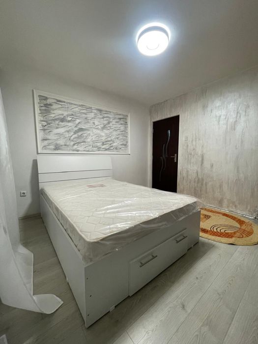 Inchiriez apartament 3 camere decomandat  zona Palas