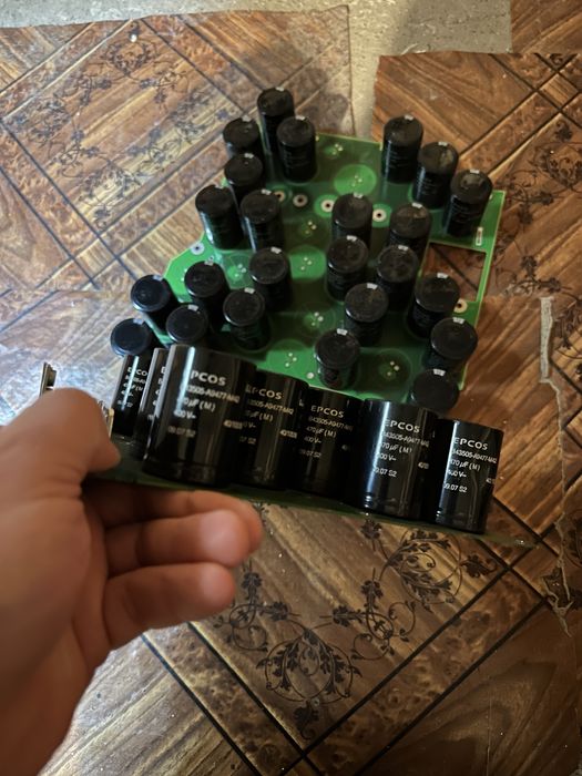 Condesatori/Placi /componente electronice / EPCOS 470uf 400 v buc