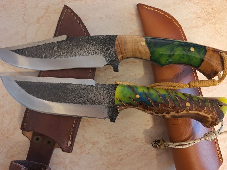 Cuțite vanatoare cu teaca, rășină, lemn maslin