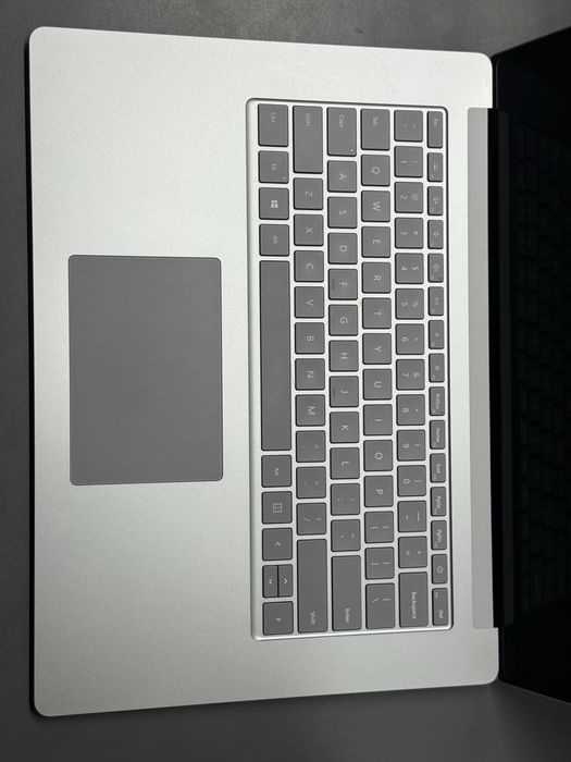 Microsoft Surface 15 ekranligi i7 10/16GB/256