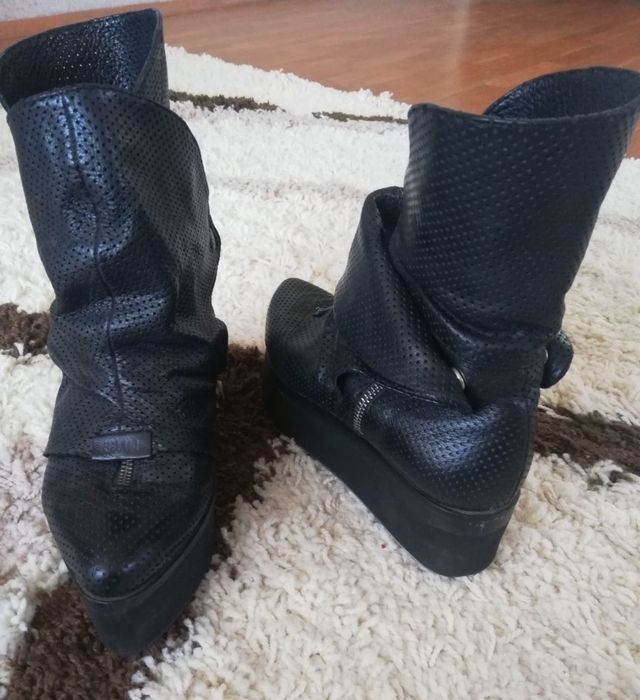 боти на платформа и Зелени велурени боти