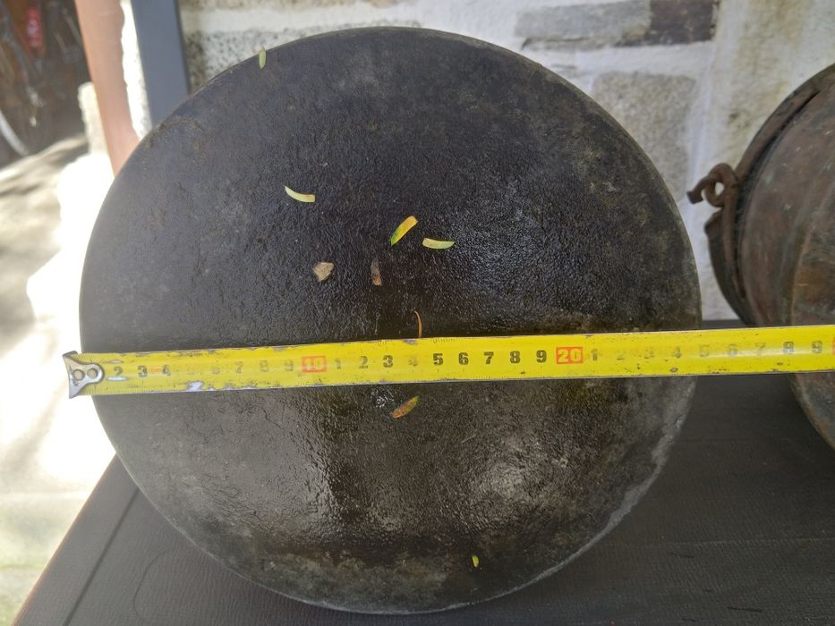 Продавам две идентични менчета много стари калайдисани за кобилица