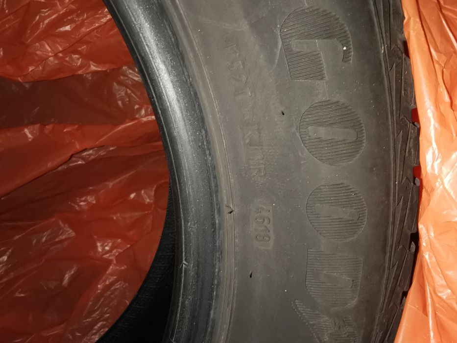 Продавам Спешно 2 всесезонни Гуми Goodyear 255/55R18