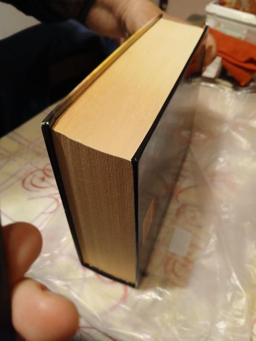 Хрониките на Нарния е книга на Клайв С. Луис от 2008г.. 840 страници,