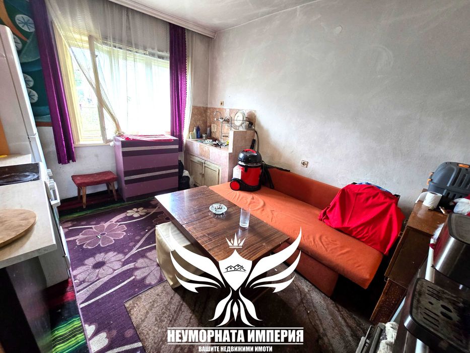 Продавам обзаведен тристаен с площ от 120 кв.м. с 1/2 двор в град Смолян квартал Каптажа