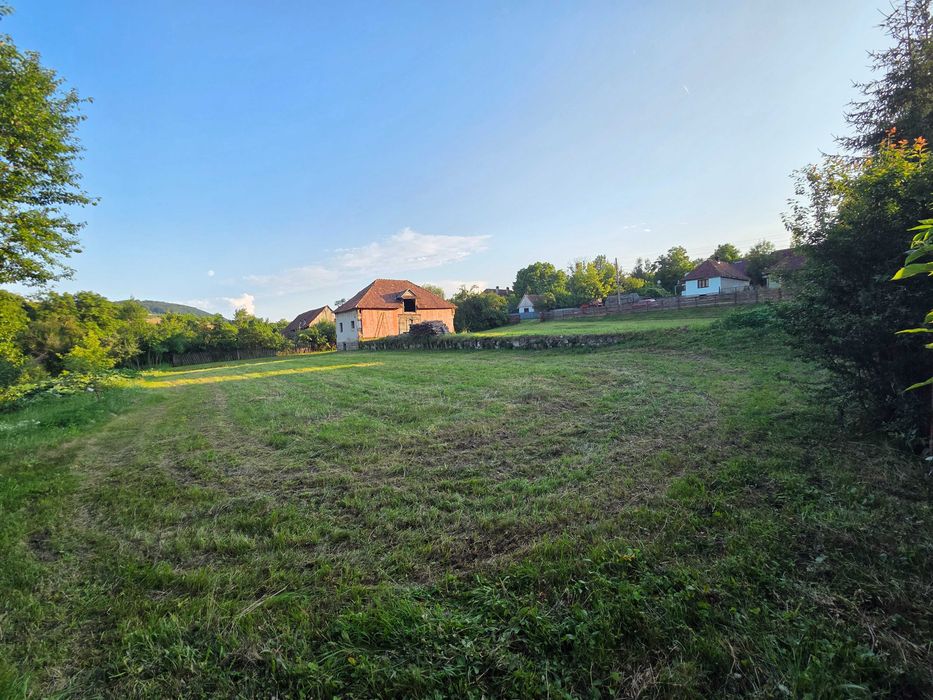 Teren intravilan 2.800 m² cu clădire, curent trifazic și pârâu – Ghipeș (25 min de Odorhei)