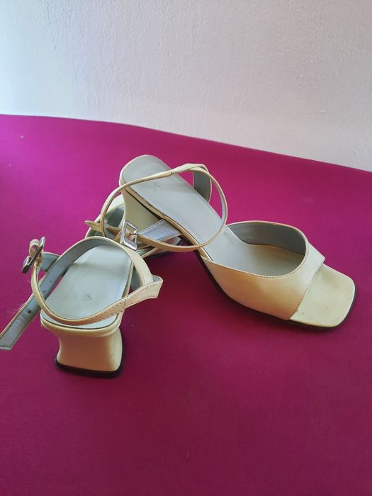 Sandale albe cu toc pătrat
