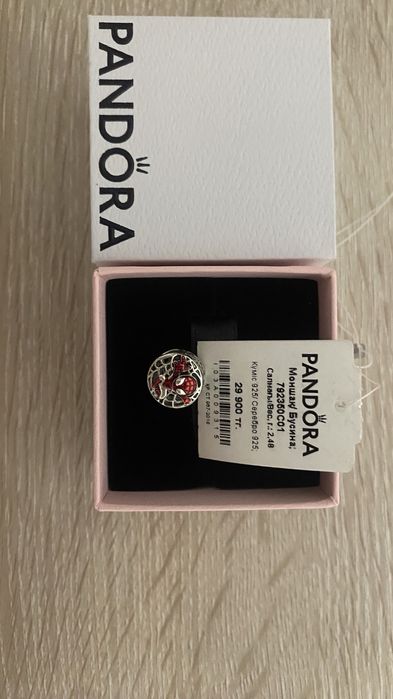 Шарм от бренда Pandora.