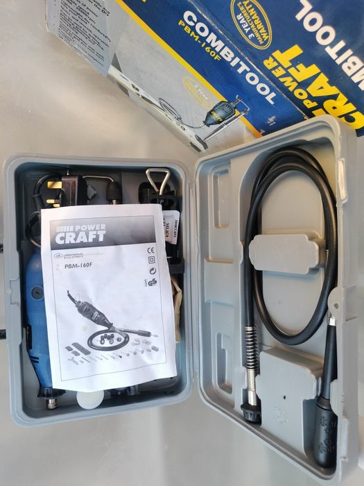 Mini freză electrică echipată cu diferite accesorii pentru găurit și șlefuit.