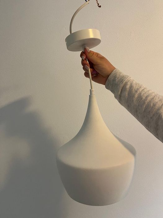 2 Lustre suspendate albe