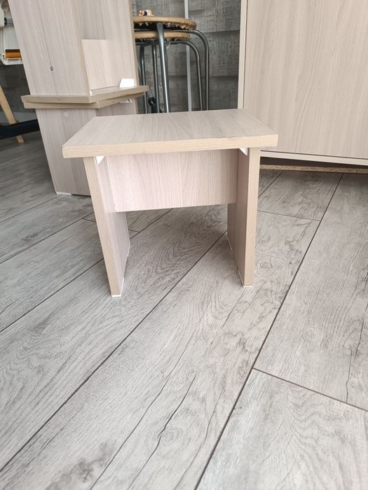 Продам новый стол и табуретки