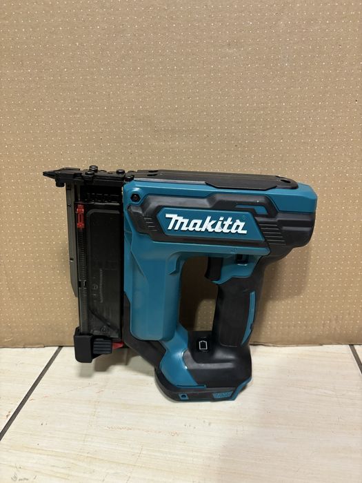 MDM vinde: Pistol de batut cuie fara cap Makita DPT353.