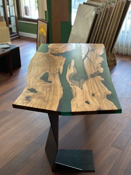 Трапезна маса от маслина и епоксидна смола зелен цвят