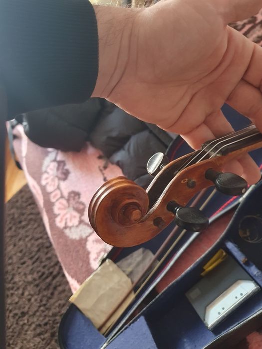 Vioară veche de peste 200 de ani!