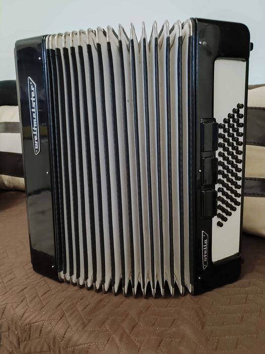 Акордеон Weltmeister Stella 60 баса. Много запазен. Отлично състояние.